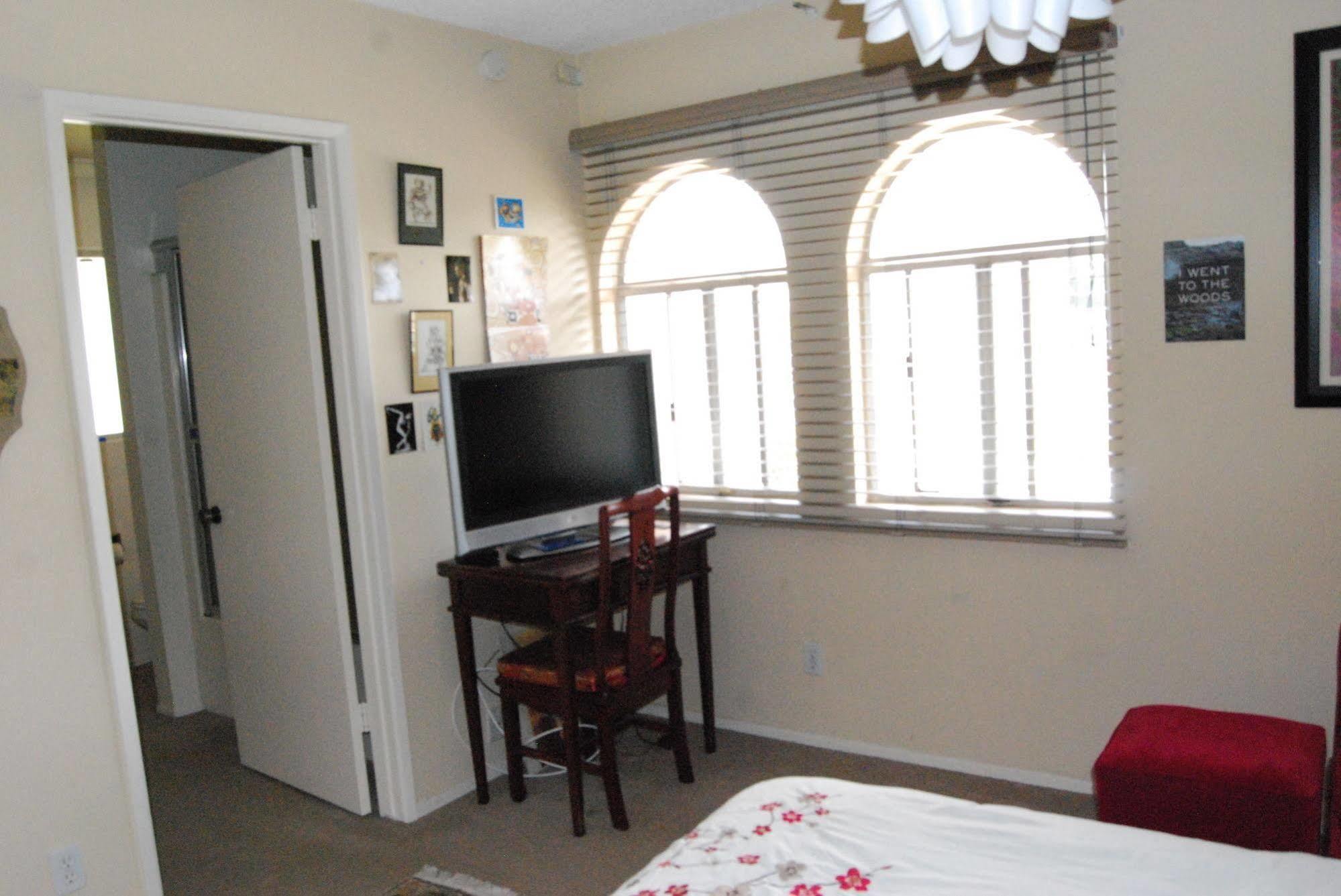 Bed And Breakfast In Hollywood Hills ลอสแอนเจลิส ภายนอก รูปภาพ
