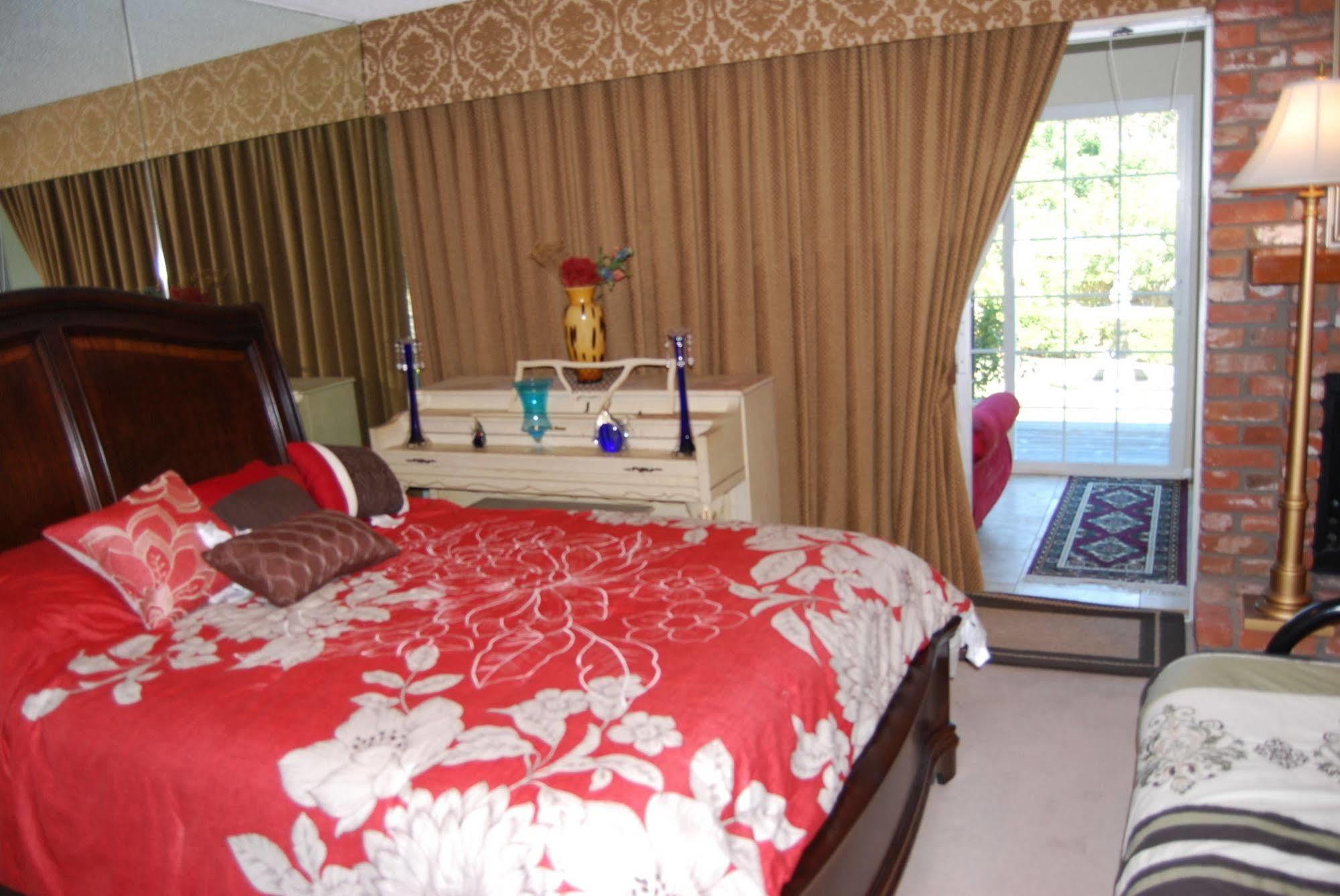 Bed And Breakfast In Hollywood Hills ลอสแอนเจลิส ภายนอก รูปภาพ